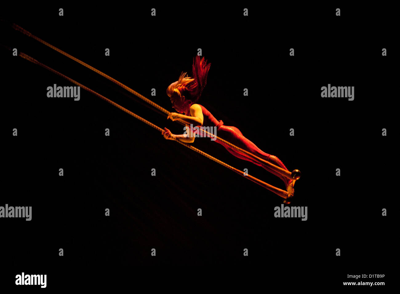 London, Regno Unito - 4 Gennaio 2012: Acrobat esegue a trapezio durante il Cirque Du Soleil Kooza Prove abito presso la Royal Albert Hall. Poiché la sua premiere in aprile di 2007, KOOZA ha affascinato vicino a quattro milioni di spettatori in Nord America e Giappone. Londra sarà la prima destinazione del KOOZA tour europeo a partire del 5 gennaio. Scritto e diretto da David Shiner, KOOZA è un ritorno alle origini del Cirque du Soleil combinando due tradizioni circensi - prestazioni acrobatiche e l'arte di clowning. KOOZA mette in evidenza le esigenze fisiche di prestazione umana in tutte le sue s Foto Stock