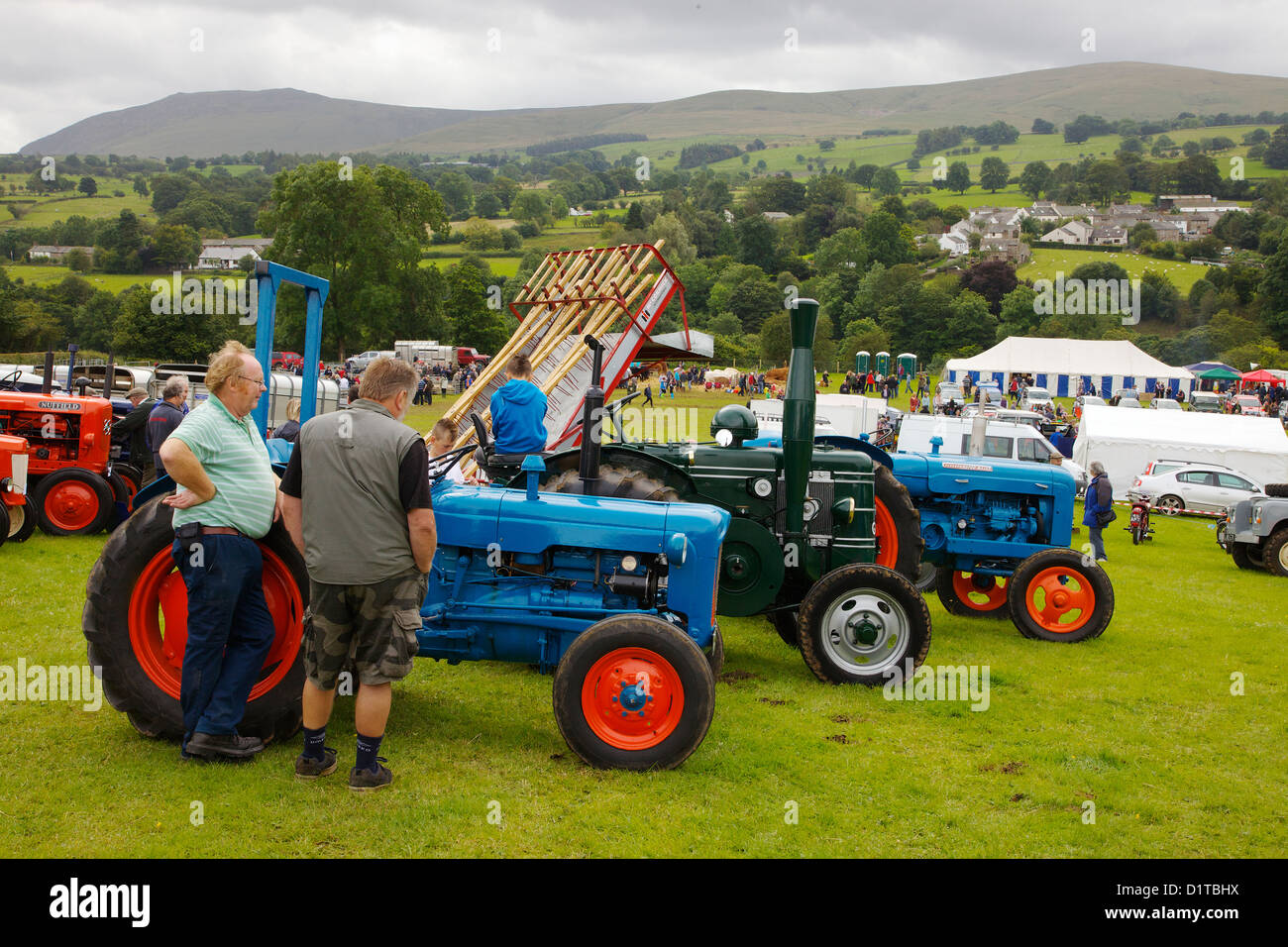 Trattori d'epoca e proprietari al Hesket Newmarket Società Agricola Visualizza Cumbria, Inghilterra. Regno Unito, Gran Bretagna Foto Stock
