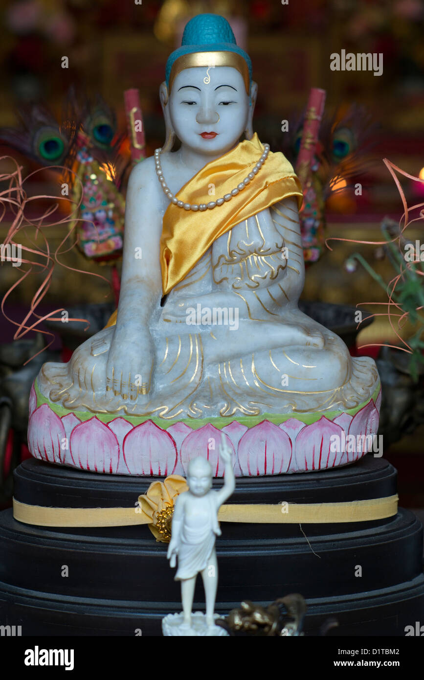 Una statua in marmo del Buddha adorna di un santuario in Chinese Thean Hou tempio di Penang, Malaysia Foto Stock