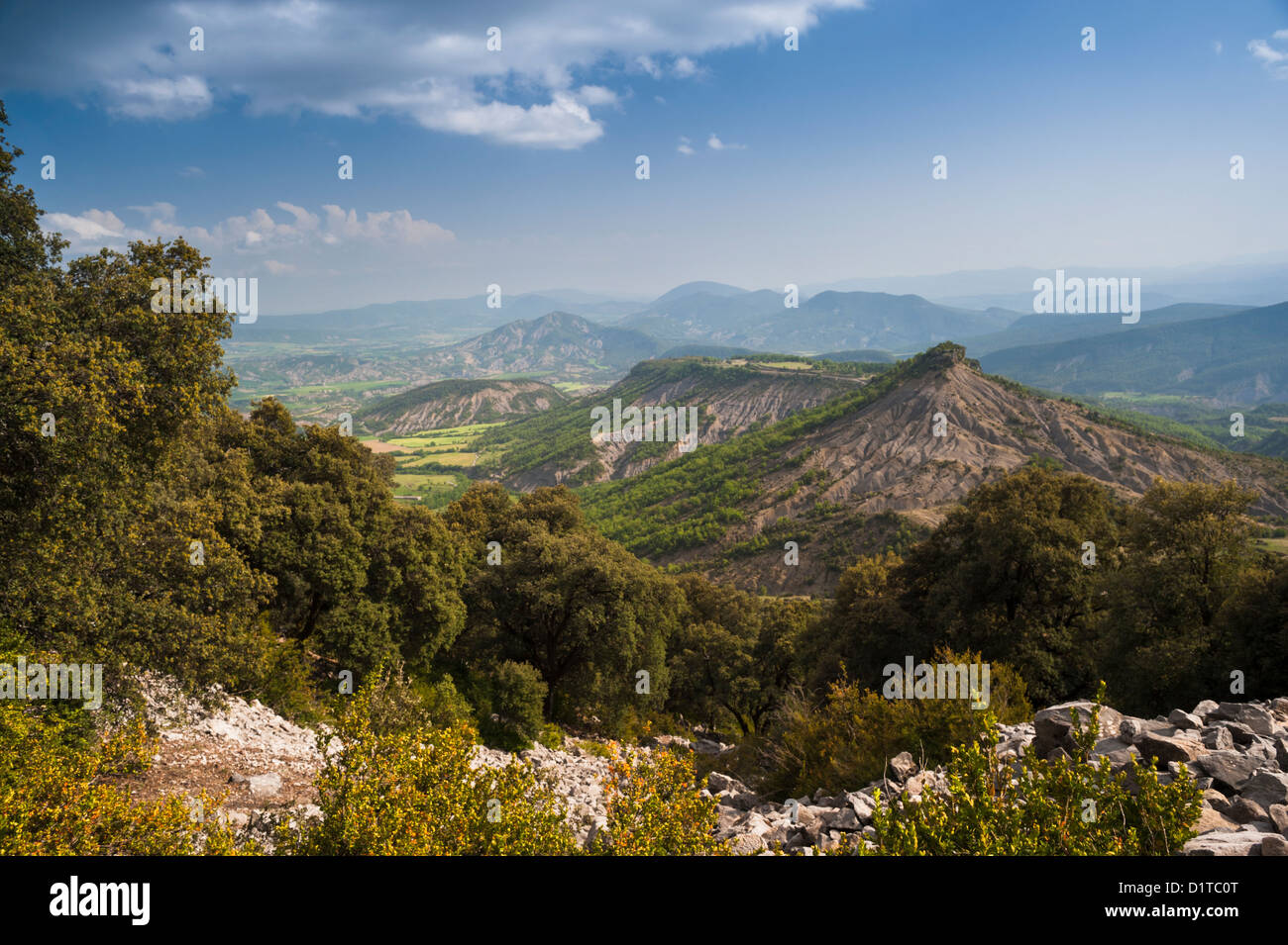 Vista verso est dal percorso tra San Vitorian Monastero e Espelunga Hermitage, pena Montanesa, Pirenei spagnoli, Huesca, Spagna Foto Stock