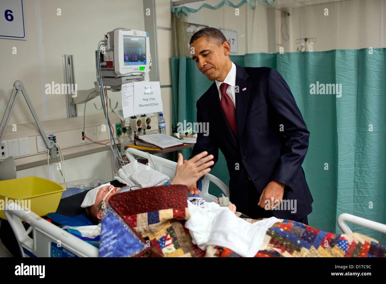 Il Presidente Usa Barack Obama scuote le mani con soldato ferito Sgt. Chase Haag dopo aver presentato a lui con un cuore viola il 1 maggio 2012 all'unità di cura intensiva a Bagram Air Field in Afghanistan. Foto Stock