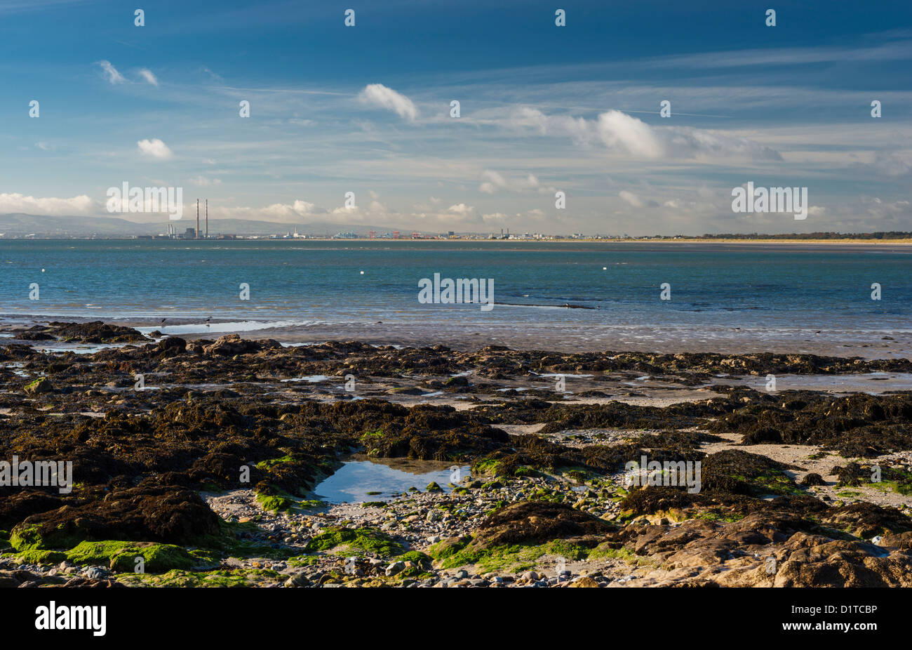 Vista verso sud attraversando la baia di Dublino da Sutton, mostrando Dublin Docks, Poolbeg Power Station e sulle montagne di Dublino Foto Stock