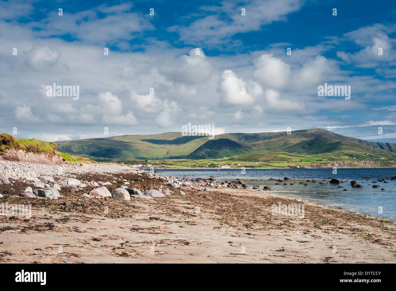 Waterville Beach, Iveragh Peninsula, nella contea di Kerry, Irlanda. Il paesaggio è stato fortemente influenzato da ice age glaciazione Foto Stock