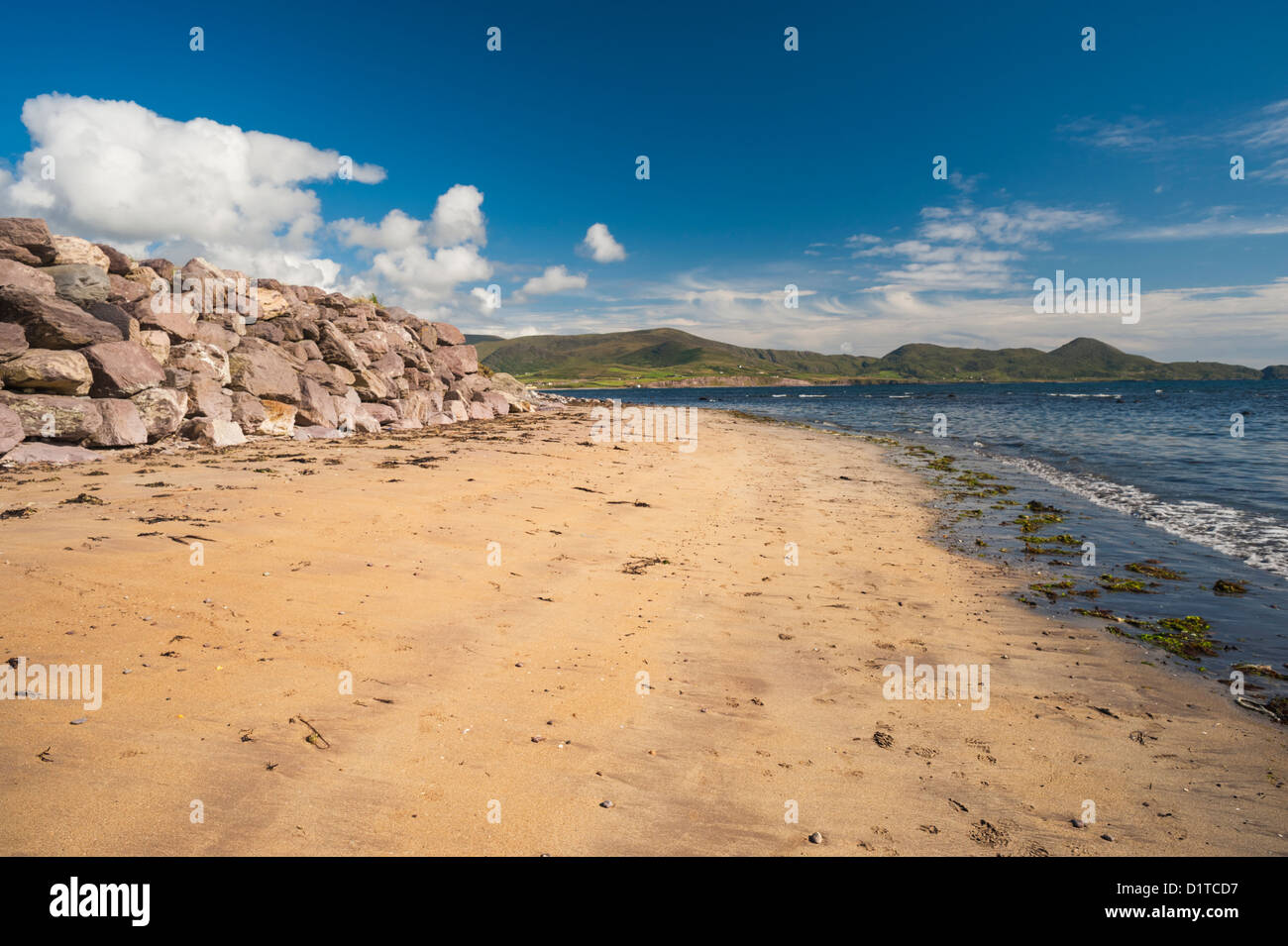 Waterville Beach, Iveragh Peninsula, nella contea di Kerry, Irlanda. Il paesaggio è stato fortemente influenzato da ice age glaciazione Foto Stock