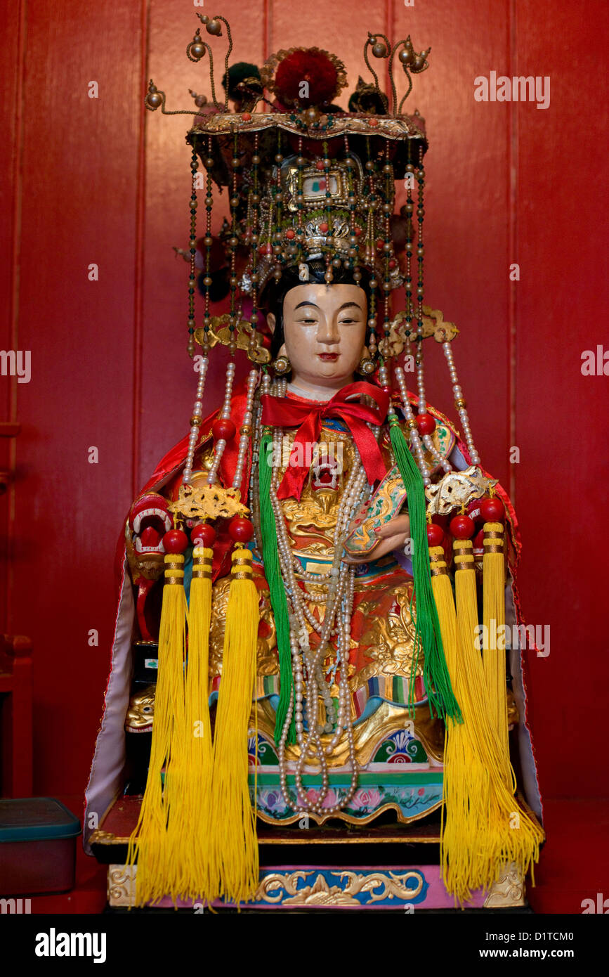 Una statua di una dea adorna di un santuario in Chinese Thean Hou tempio di Penang, Malaysia Foto Stock