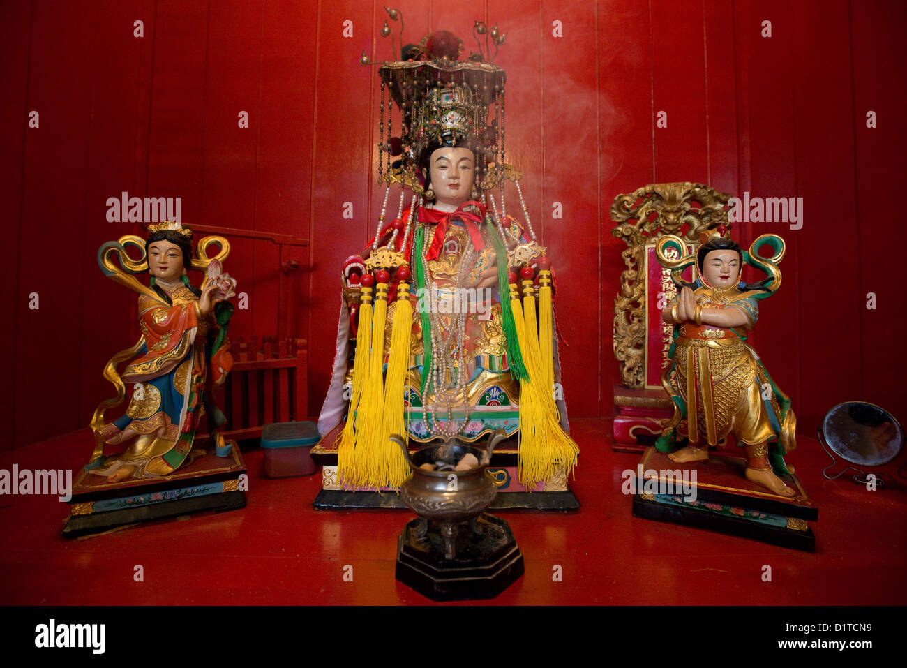 Una statua di una dea adorna di un santuario in Chinese Thean Hou tempio di Penang, Malaysia Foto Stock