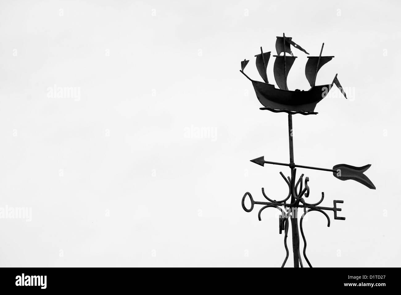 Un Francese Meteo vana di una nave points west contro un cielo grigio. Foto Stock