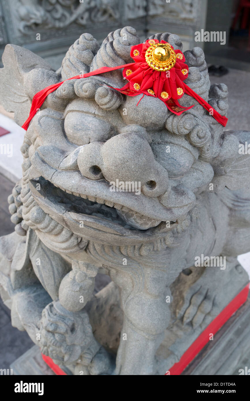 Una statua di pietra di un cinese lion custodisce l'ingresso ai cinesi Thean Hou tempio di Penang, Malaysia Foto Stock