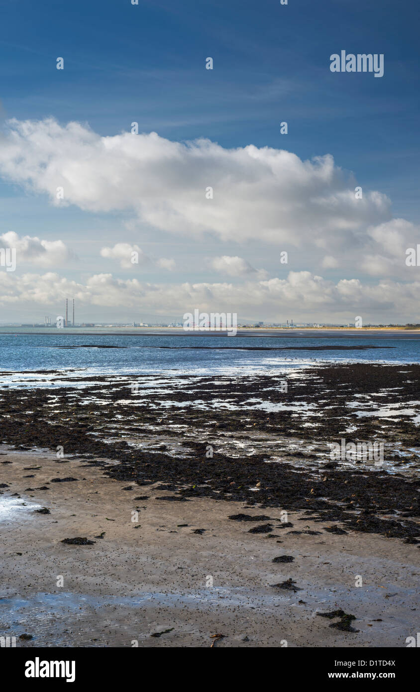 Vista verso sud attraversando la baia di Dublino da Sutton, mostrando Dublin Docks, Poolbeg Power Station e sulle montagne di Dublino Foto Stock