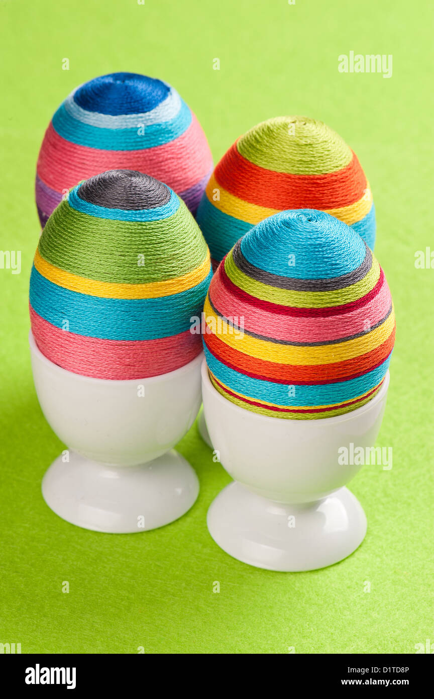 Colorata a mano le uova di Pasqua sul feltro verde Foto Stock