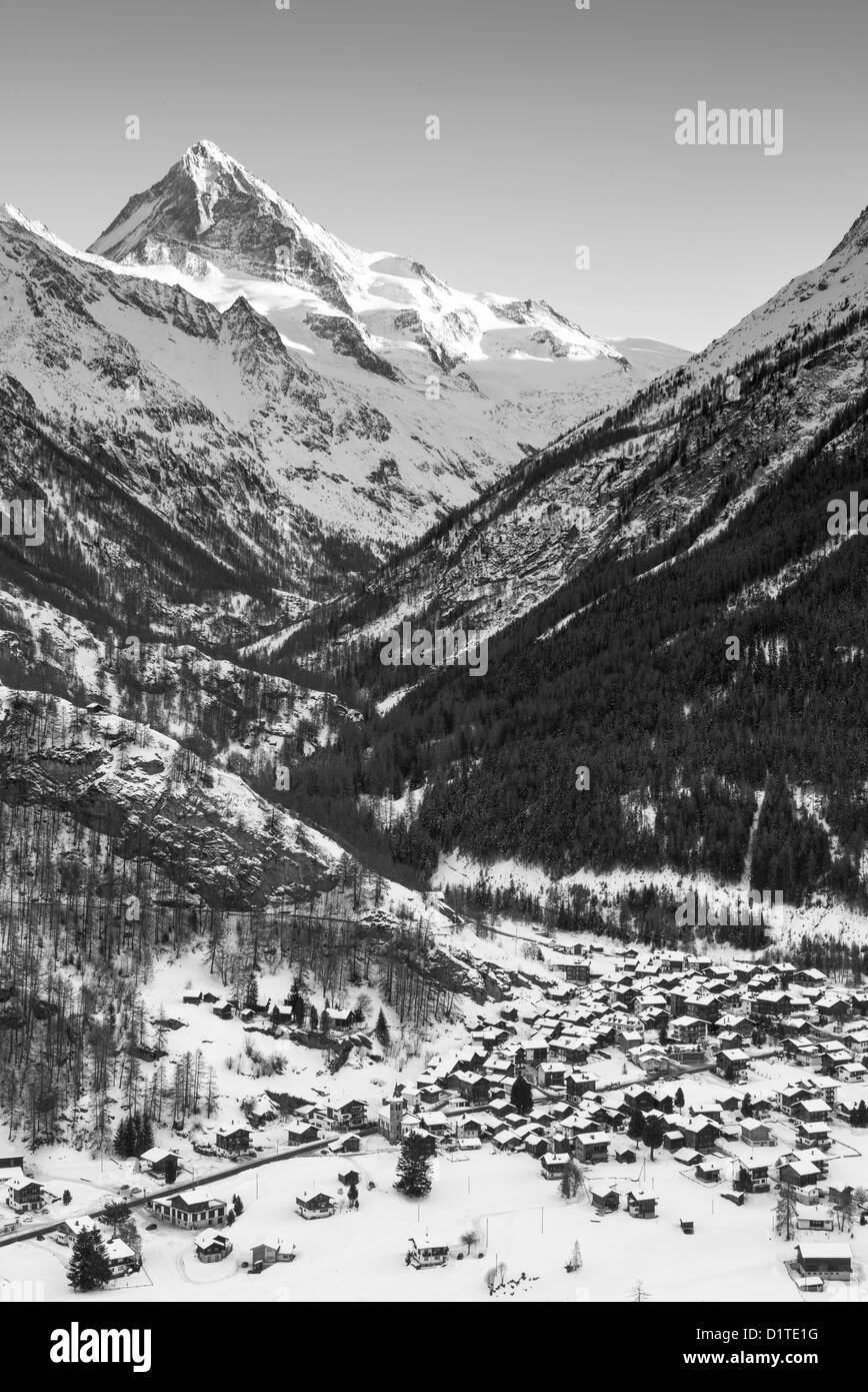Una scena invernale oltre la Dent Blanche svizzera Foto Stock