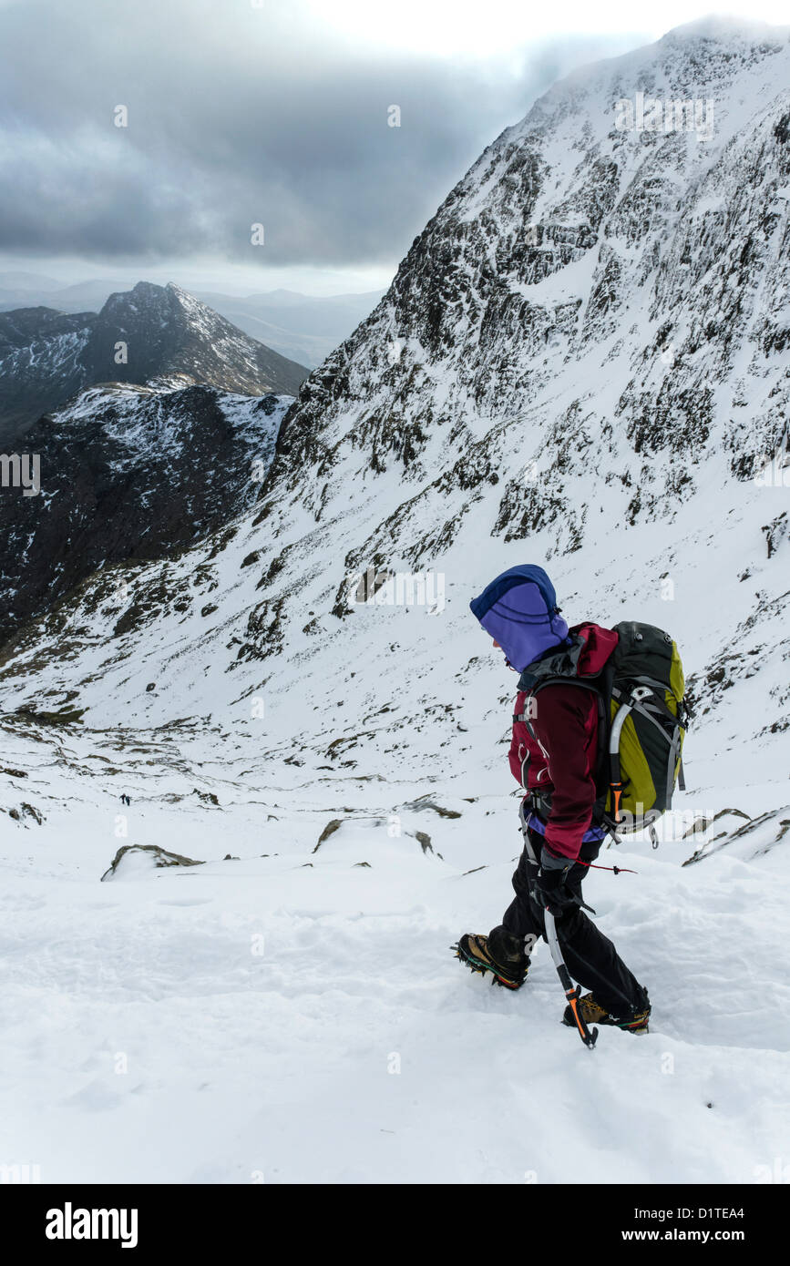 Un hillwalker su Snowdon in condizioni invernali Foto Stock