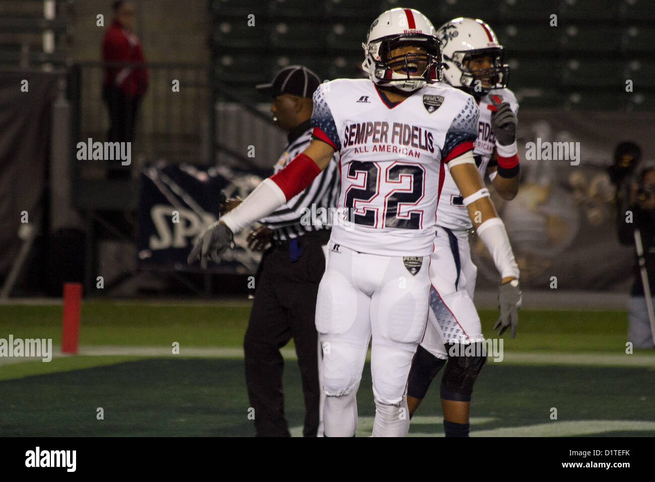 Ryan Svizz, una vasta-ricevitore da Charleston, W. Va., e da un membro della Semper Fidelis ciotola All-American Squadra West, orologi il gioco, gen. 4, 2013, al Home Depot Center, Carson, California La Semper Fidelis ciotola All-American è il culmine del Marine Corps Semper Fidelis " Programma di calcio, attraverso il quale il Marine Corps intenzionalmente si impegna con ben arrotondati atleti dello studente per condividere lezioni di leadership che consentirà ai futuri successi nel loro mondo accademico e atletico carriere (brevetto statunitense n. S. Marine Corps Foto di Sgt. B. A. Curtis) Foto Stock