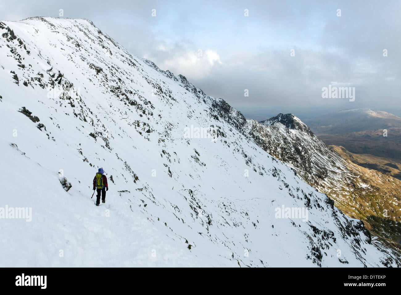 Un hillwalker su Snowdon in condizioni invernali Foto Stock