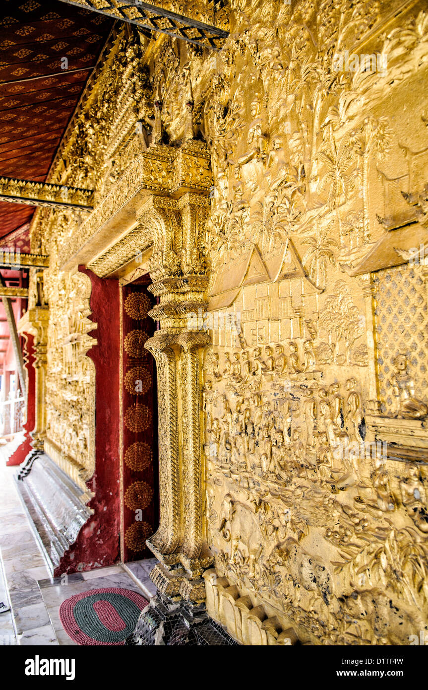 LUANG Prabang, Laos - l'oro ornata di decorazioni sulle pareti esterne di Wat Mai Suwannaphumaham. Wat Mai, come spesso è noto, è un tempio buddista a Luang Prabang, Laos, situato nei pressi del Royal Palace Museum. È stato costruito nel XVIII secolo ed è uno dei più riccamente decorate Wats in Luang Prabang. Foto Stock