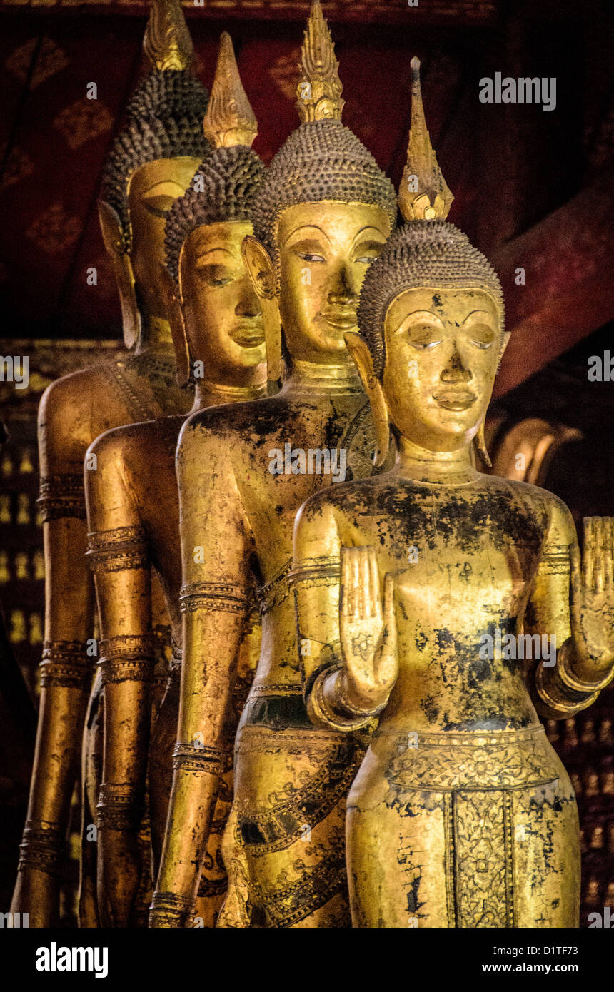 LUANG Prabang, Laos - l altare al Wat Mai Suwannaphumaham. Wat Mai, come spesso è noto, è un tempio buddista a Luang Prabang, Laos, situato nei pressi del Royal Palace Museum. È stato costruito nel XVIII secolo ed è uno dei più riccamente decorate Wats in Luang Prabang. Foto Stock