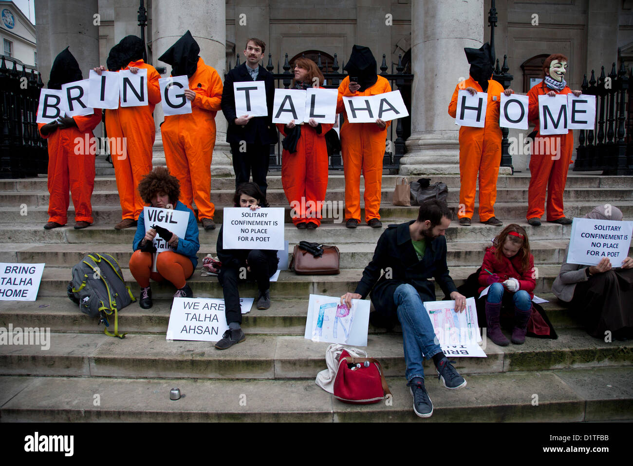 Londra, Regno Unito. Sabato 5 gennaio 2013. I manifestanti in arancione tute protesta contro la proposta di estradizione di Syed Talha Ahsan, cittadino britannico che è stato tenuto in custodia cautelare nel Regno Unito dal 2006. Egli è stato arrestato in risposta ad una richiesta da noi sotto il Regno Unito estradizione Act 2003. Egli è il co-convenuta con un altro cittadino britannico Babar Ahmad, in un alto profilo nel caso alla Corte Europea dei Diritti dell'uomo. Entrambi gli uomini sono accusati dagli USA di reati connessi con il terrorismo. Foto Stock