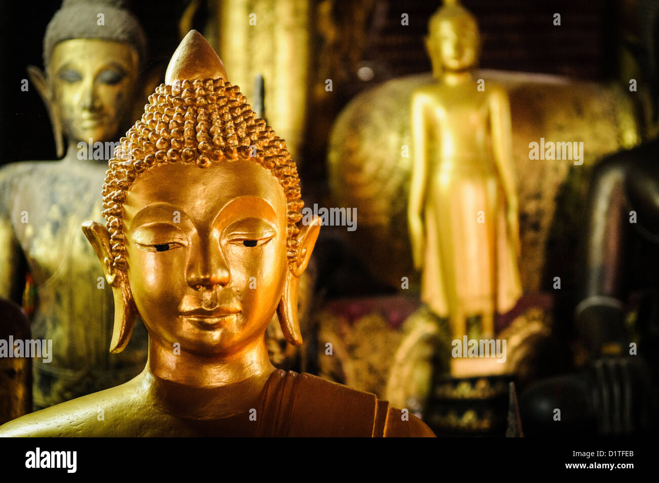 LUANG Prabang, Laos - l altare al Wat Mai Suwannaphumaham. Wat Mai, come spesso è noto, è un tempio buddista a Luang Prabang, Laos, situato nei pressi del Royal Palace Museum. È stato costruito nel XVIII secolo ed è uno dei più riccamente decorate Wats in Luang Prabang. Foto Stock