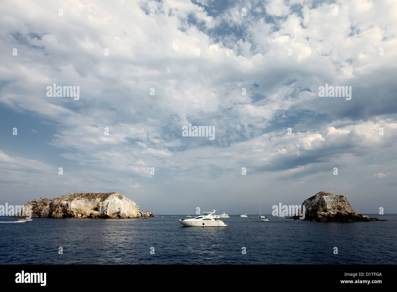 Eolie barche blu costa geologia isola italia paesaggio mediterraneo di montagna porta di natura abbastanza sicilia vulcanica del turismo Foto Stock