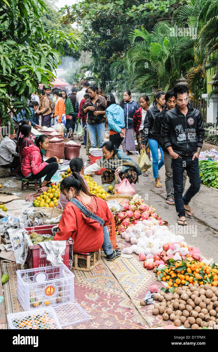 Mercato mattutino prodotti freschi Luang Prabang Laos // LUANG PRABANG, Laos - Un mercato mattutino a Luang Prabang mostra prodotti freschi, prelibatezze locali e prodotti tradizionali. Il mercato presenta colorate schiere di frutta, verdura, erbe aromatiche e piatti tipici della cucina laotiana. Luang Prabang, patrimonio dell'umanità dell'UNESCO dal 1995, è l'ex capitale reale del Laos e rimane un importante centro culturale nel nord del Laos. La città si trova alla confluenza dei fiumi Mekong e Nam Khan nella provincia di Luang Prabang. Mercati tradizionali come questo riflettono il commercio quotidiano e la cultura alimentare che Foto Stock