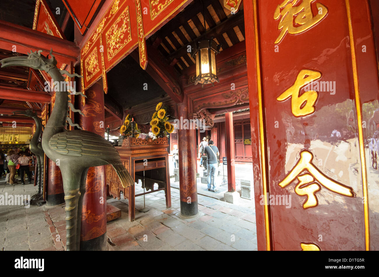 HANOI, Vietnam - il Tempio della Letteratura di Hanoi, Vietnam, è un centro di apprendimento e di borse di studio dedicato a Confucio e fondato per la prima volta nel 1070. Il tempio fu costruito nel 1070 ed è uno dei numerosi templi del Vietnam dedicati a Confucio, saggi e studiosi. Foto Stock