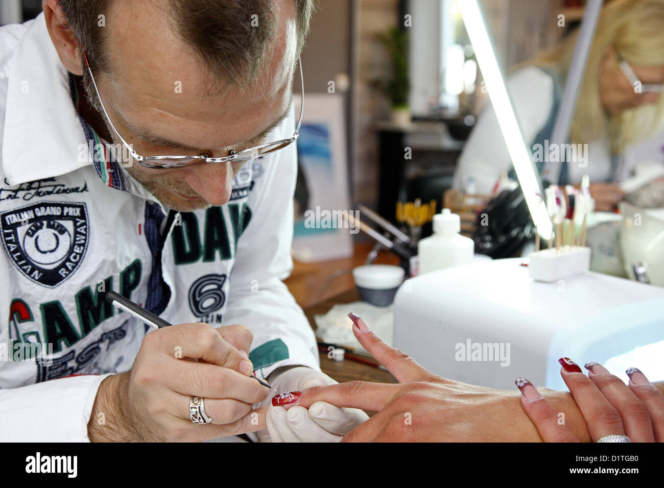 Berlino, Germania, di un nail designer unghie decorate con aerografo  designs Foto stock - Alamy