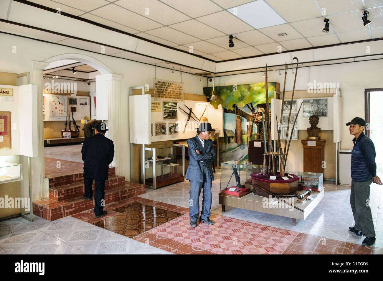 Mostra del Museo di storia militare del Vietnam Hanoi // HANOI, Vietnam - una sala espositiva presso il Museo di storia militare del Vietnam espone manufatti militari e mostre storiche nel loro stile originale di presentazione. Il museo, istituito nel 1956 in seguito alla vittoria a Dien Bien Phu, ospita ampie collezioni che documentano la storia militare del Vietnam dai tempi antichi fino all'era moderna. L'istituzione funge da deposito principale del paese per manufatti militari, armi e documenti relativi alle lotte del Vietnam per l'indipendenza e l'unificazione. Le gallerie del museo chroni Foto Stock