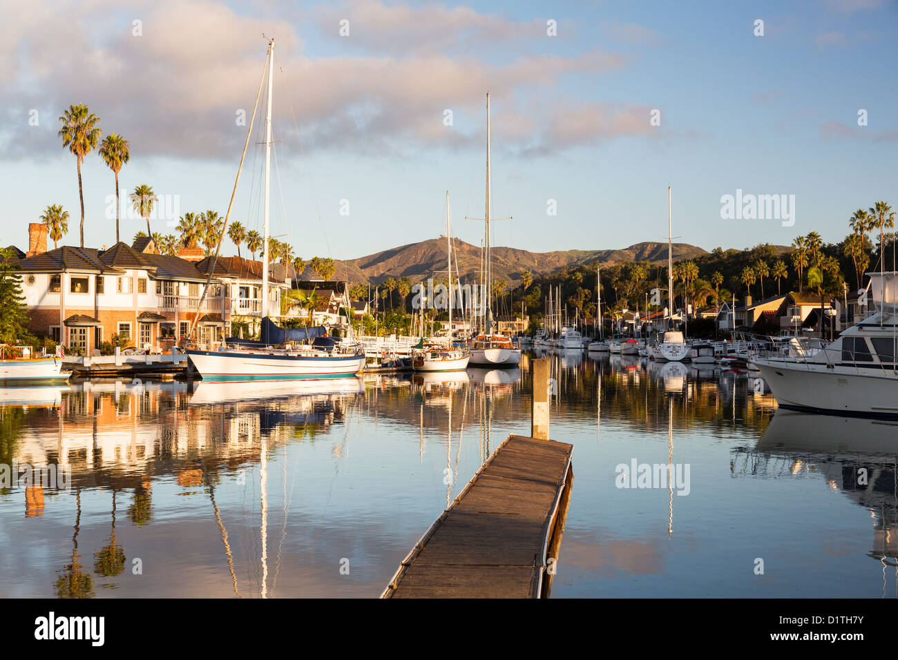 Sviluppo residenziale da acqua a Ventura, California con case moderne e yacht barche Foto Stock