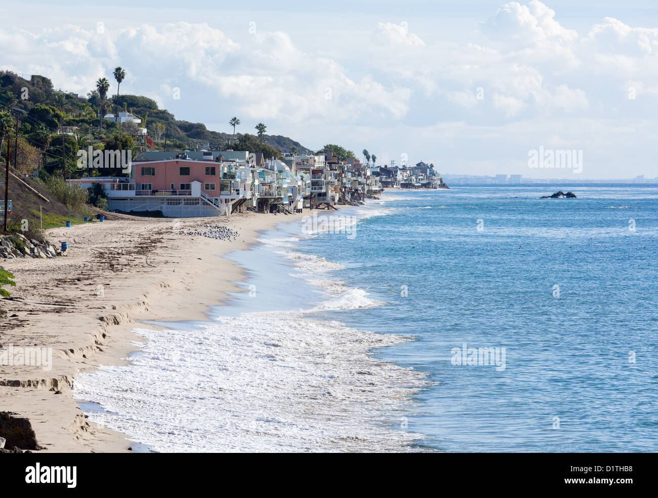 Malibu, California, USA - le case moderne sovrastano l'oceano e le onde sulla costa di Malibu Foto Stock