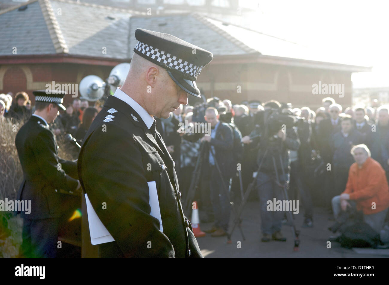 05/01/13 Blackpool,servizio del Regno Unito di ricordo per contrassegnare il trentesimo anniversario della polizia di Blackpool tragedia del mare quando tre serve ufficiali; PC Colin Morrison, WPC Angela Bradley e PC Gordon Connolly ha perso la vita il tentativo di salvataggio del turista Alistair Anthony che era entrato il mare per salvare il suo cane. Egli ha inoltre annegati. La famiglia, gli amici e i servizi di emergenza raccogliere. Blackpool, Regno Unito Foto Stock