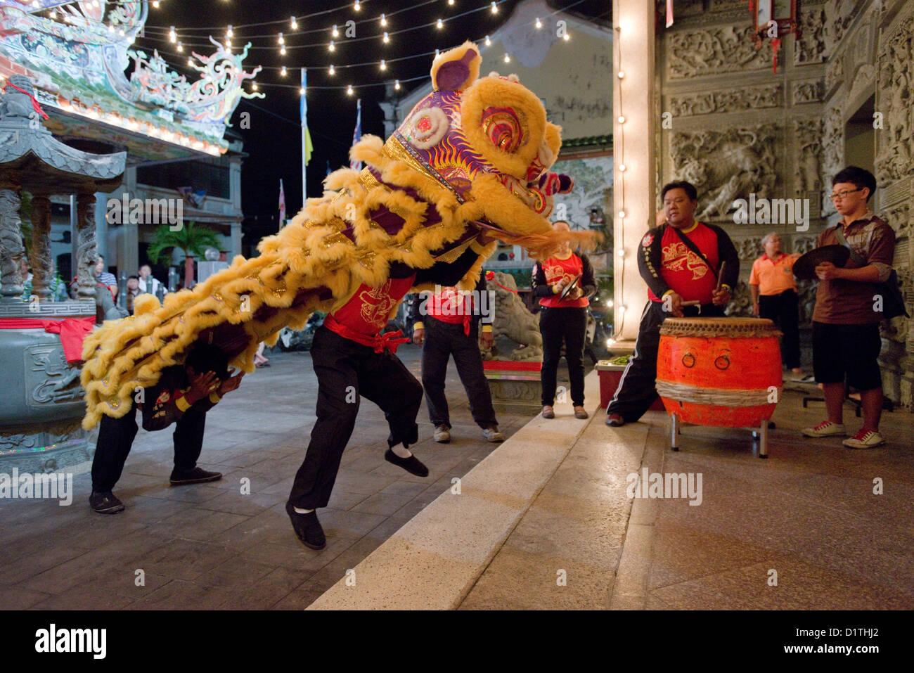 Un Cinese animato lion esegue una danza rituale durante un festival presso il ristorante cinese Thean Hou tempio di Penang, Malaysia Foto Stock