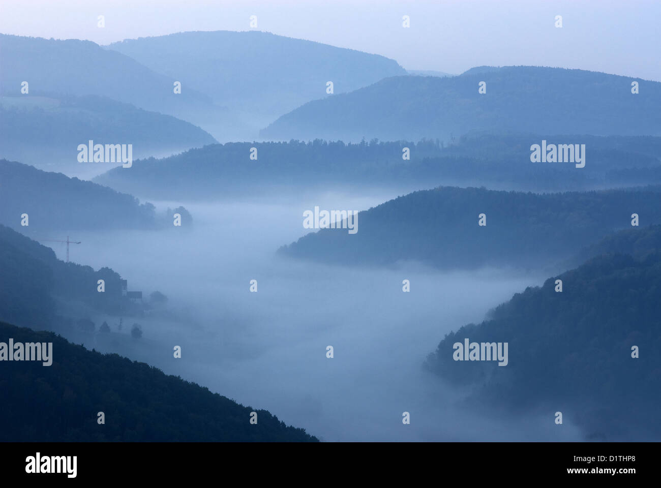 Zurigo, Svizzera, vista dall'Uetliberg a foggy valley Foto Stock