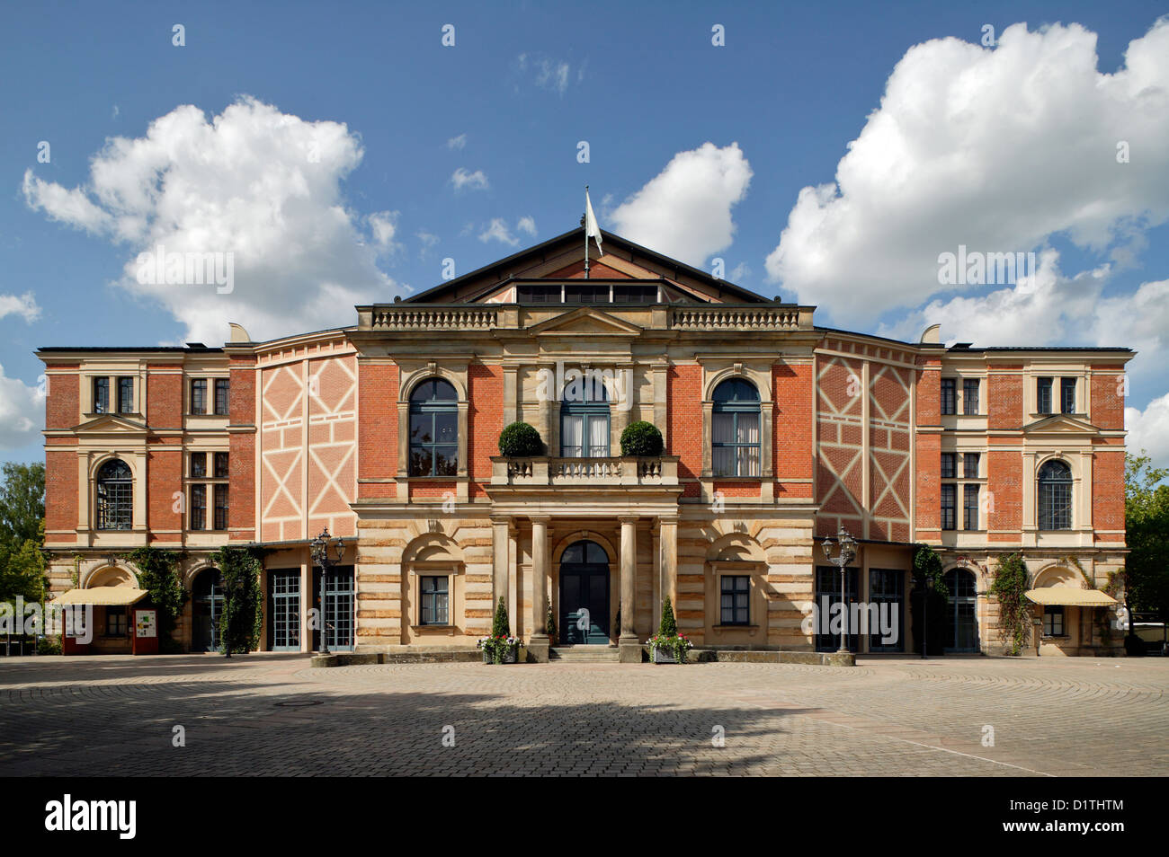 Bayreuth, Germania, il Festival di Richard Wagner Hall sulla collina verde Foto Stock