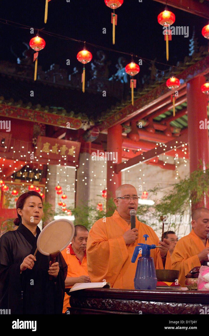 Il cinese i monaci buddisti eseguire un rituale durante un festival presso il ristorante cinese Thean Hou tempio di Penang, Malaysia Foto Stock