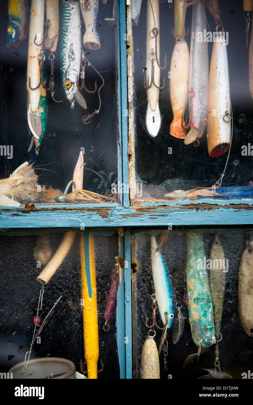 Ganci e lures in una baracca di pesca finestra, Menemsha, Chilmark, Martha's Vineyard, Massachusetts, STATI UNITI D'AMERICA Foto Stock