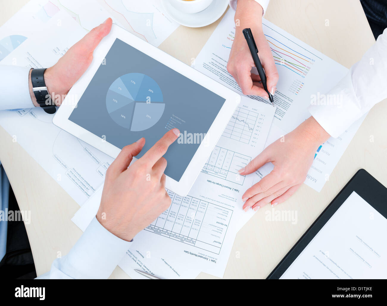 La gente di affari lo sviluppo di un progetto di business e di analizzare i dati di mercato informazioni su una moderna digital computer tablet. Foto Stock