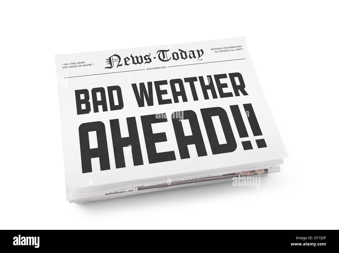 Una pila di quotidiani con il titolo "il cattivo tempo a venire". Isolato su bianco. Foto Stock