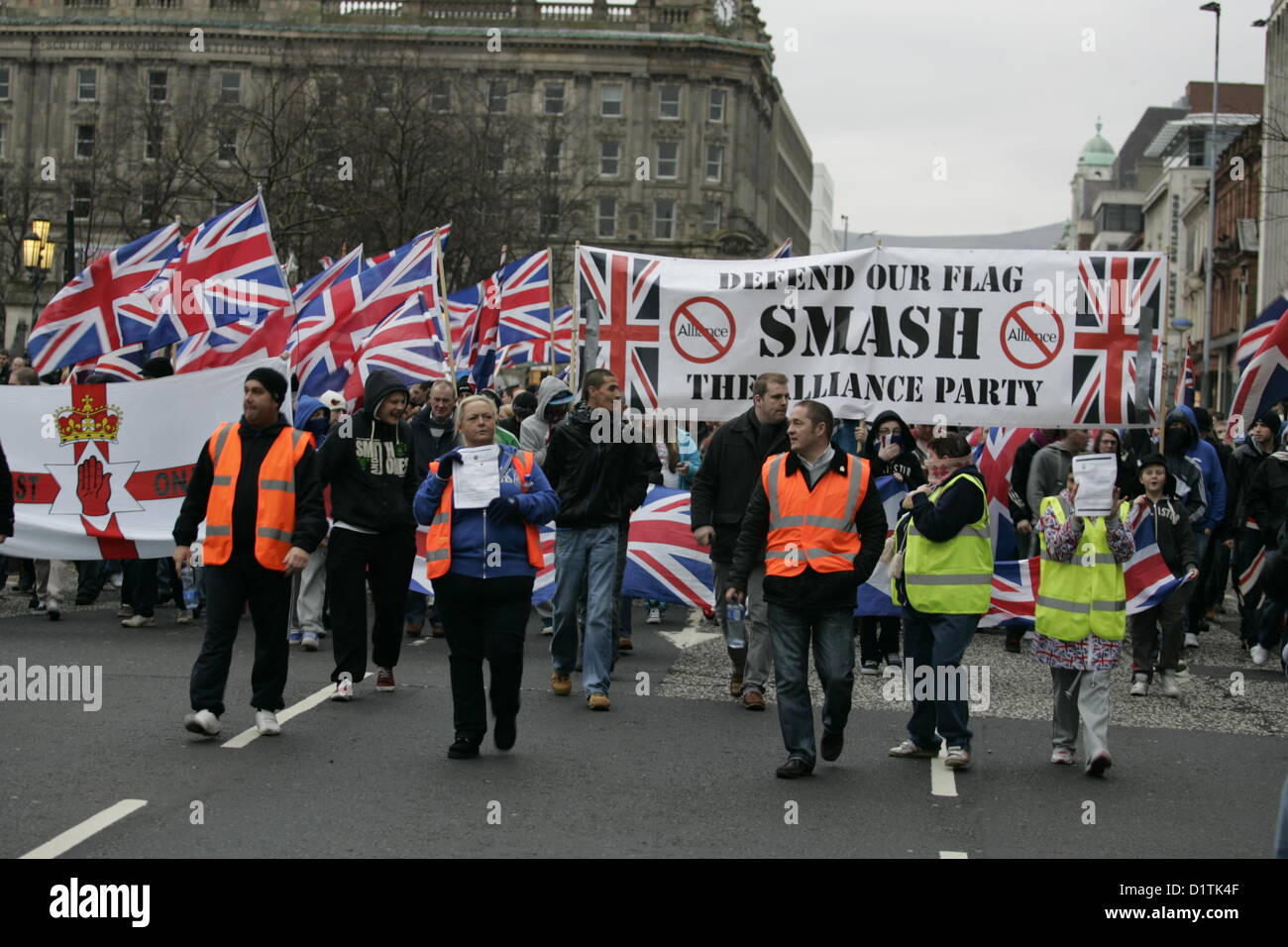 Belfast, Regno Unito. Gen 5, 2013. Manifestanti lealisti poiché lasciare Belfast City Centre. La bandiera in corso proteste ha avuto luogo a Belfast dopo il Consiglio della città ha votato il 3 dicembre 2012 per limitare i battenti bandiera dell'Union Jack dal municipio di 17 giorni all'anno, dove in precedenza è volato ogni giorno dell'anno. Foto Stock