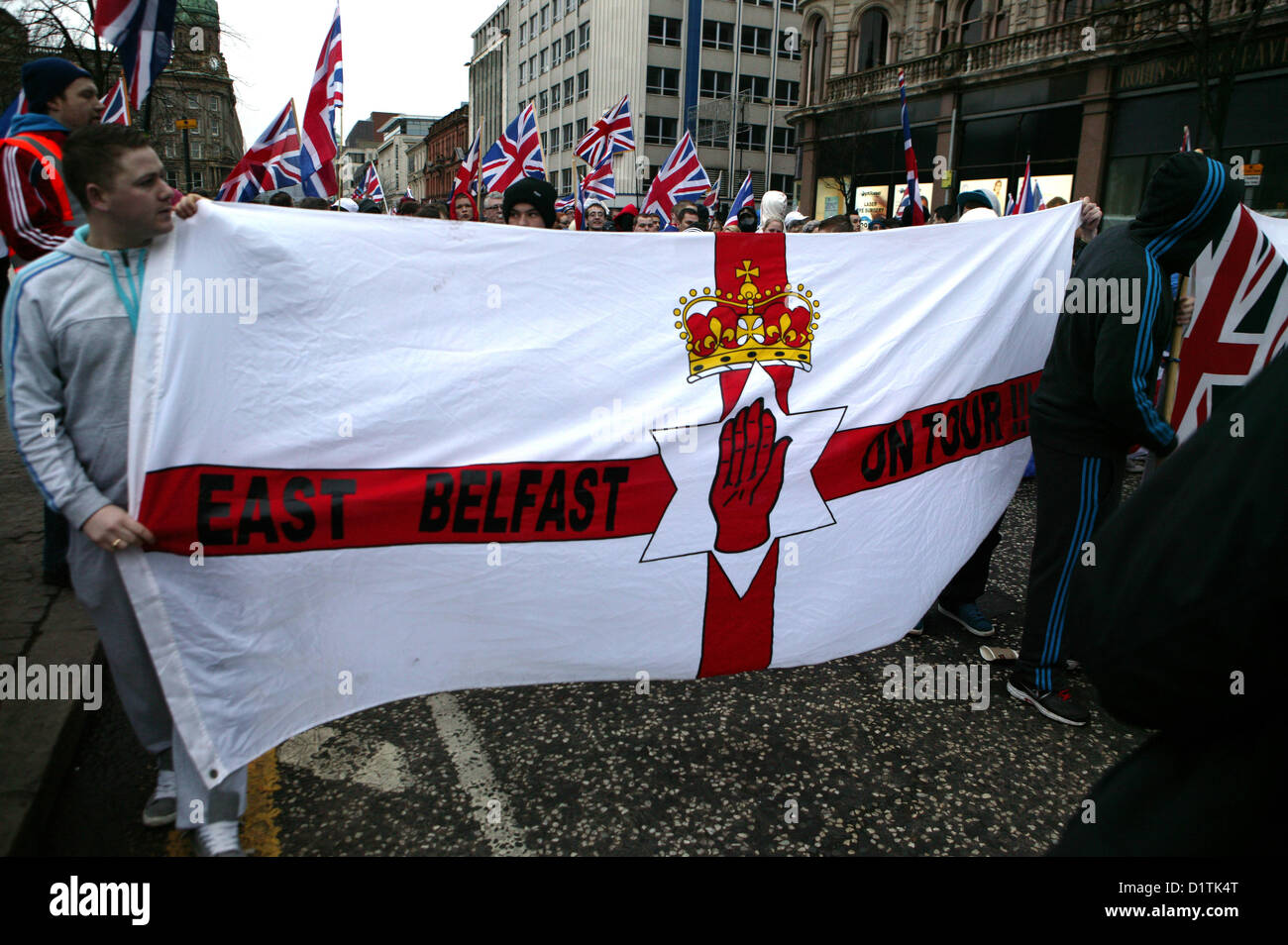 Belfast, Regno Unito. Gen 5, 2013. PSNI ufficiali in tenuta da sommossa seguire manifestanti lealisti poiché lasciare Belfast City Centre Foto Stock