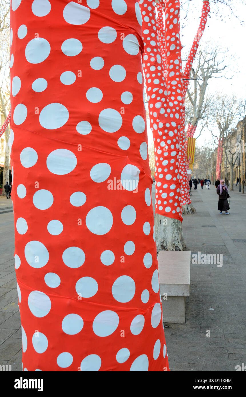 Alberi di platano avvolti decorati in rosso e bianco Polka Dot Paper dell'artista giapponese Yayoi Kusama Cours Mirabeau Aix-en-Provence per l'inaugurazione di Marselle-Provence 2013 capitale europea della cultura. Provenza Francia Foto Stock