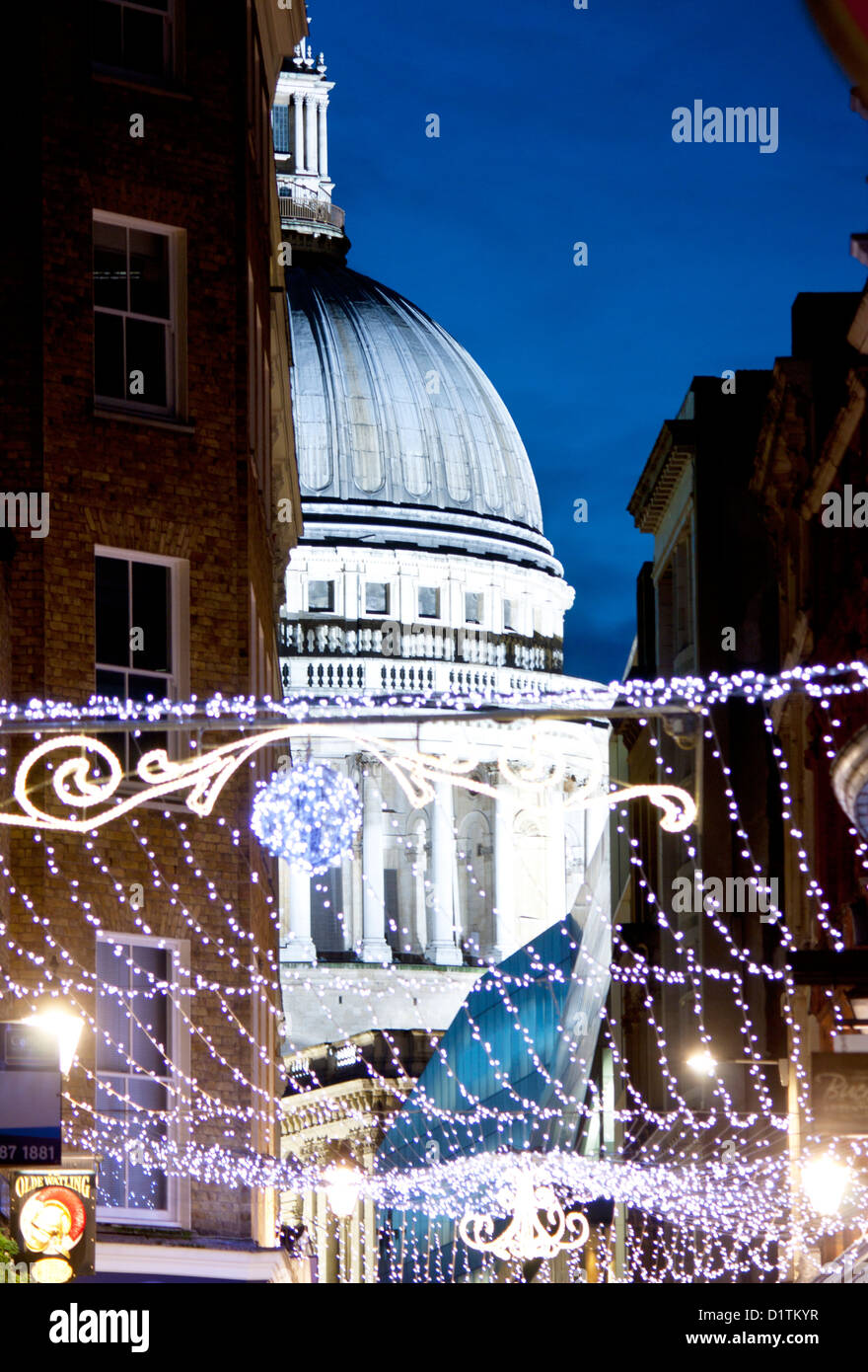 La cattedrale di san Paolo a Natale con le luci Christams di Watling Street in primo piano città di Londra Inghilterra REGNO UNITO Foto Stock