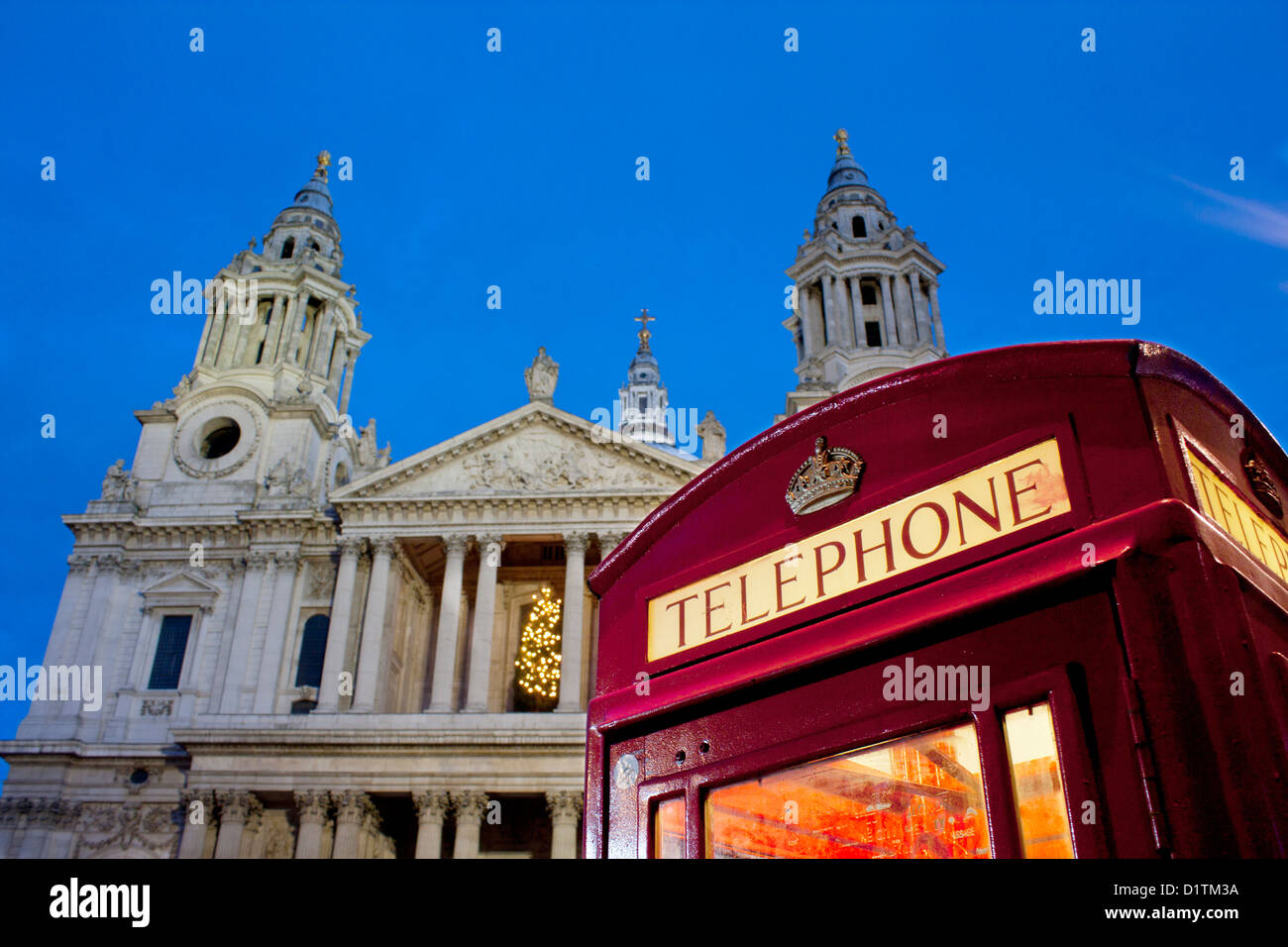 La Cattedrale di St Paul di notte / Crepuscolo / Crepuscolo con un tradizionale telefono rosso scatola in primo piano città di Londra Inghilterra REGNO UNITO Foto Stock