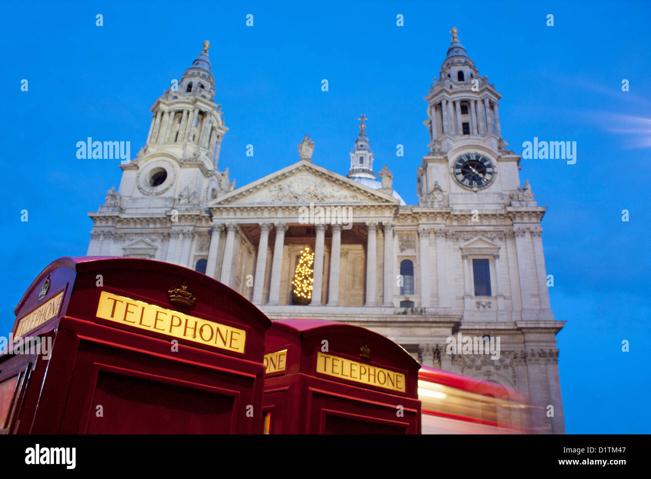La Cattedrale di St Paul di notte / Crepuscolo / Crepuscolo con tradizionali cabine telefoniche rosse in primo piano città di Londra Inghilterra REGNO UNITO Foto Stock