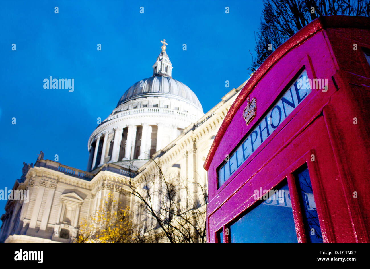 La Cattedrale di St Paul di notte / Crepuscolo / Crepuscolo con un tradizionale telefono rosso scatola in primo piano città di Londra Inghilterra REGNO UNITO Foto Stock
