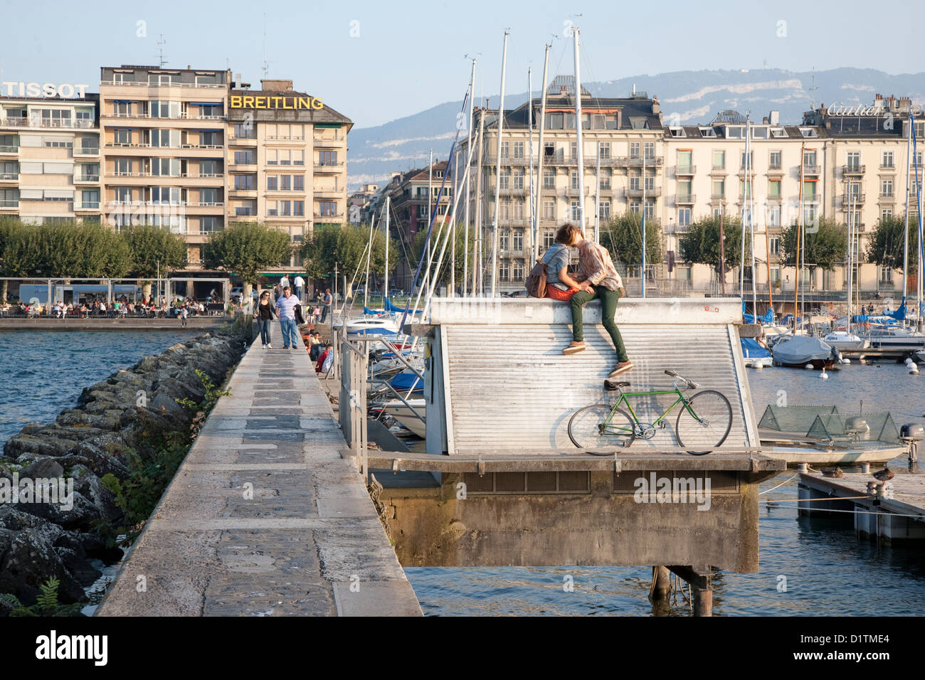 Giovane Kissing sul molo a Ginevra, Svizzera, Europa Foto Stock