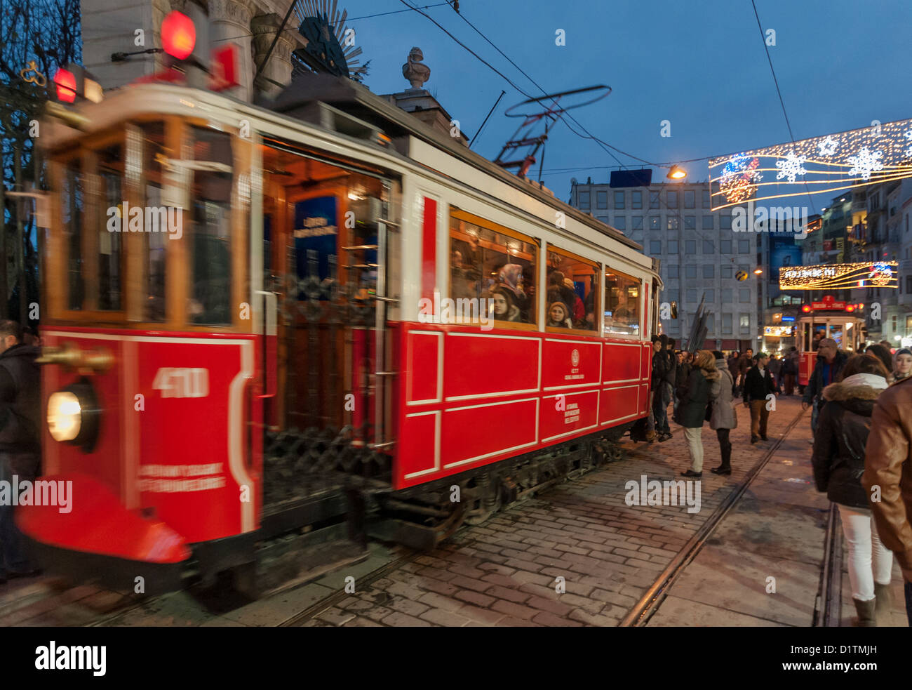Tramvay nostalgico sul İstiklal Street di Beyoglu, Istanbul, Turchia Foto Stock