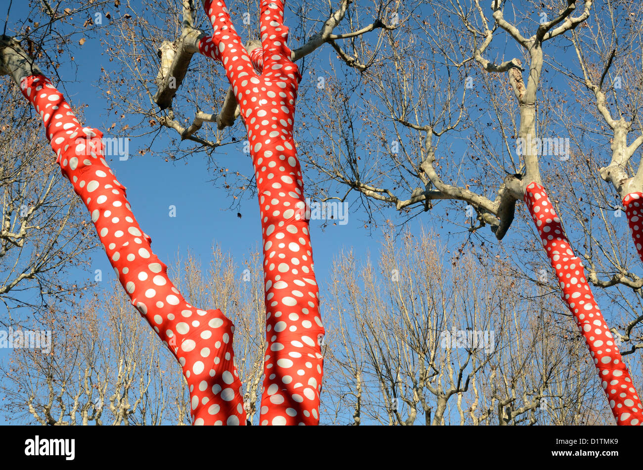 Alberi di platano avvolti decorati con carta Polka Dot rossa e bianca in Art Installazione da artista giapponese Yayoi Kusama Cours Mirabeau Aix-en-Provence per l'inaugurazione di Marsiglia-Provenza 2013 capitale europea della Cultura Provenza Francia Foto Stock