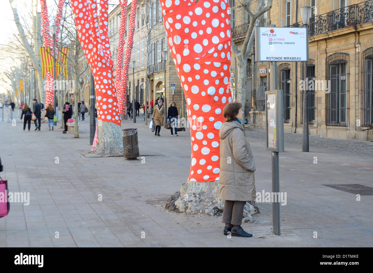 Viale degli alberi di platano avvolto in rosso & bianco Polka Dot Paper da artista giapponese Yayoi Kusama Cours Mirabeau Aix-en-Provence per l'inaugurazione di Marsiglia-Provenza 2013 capitale europea della cultura Provenza Francia Foto Stock