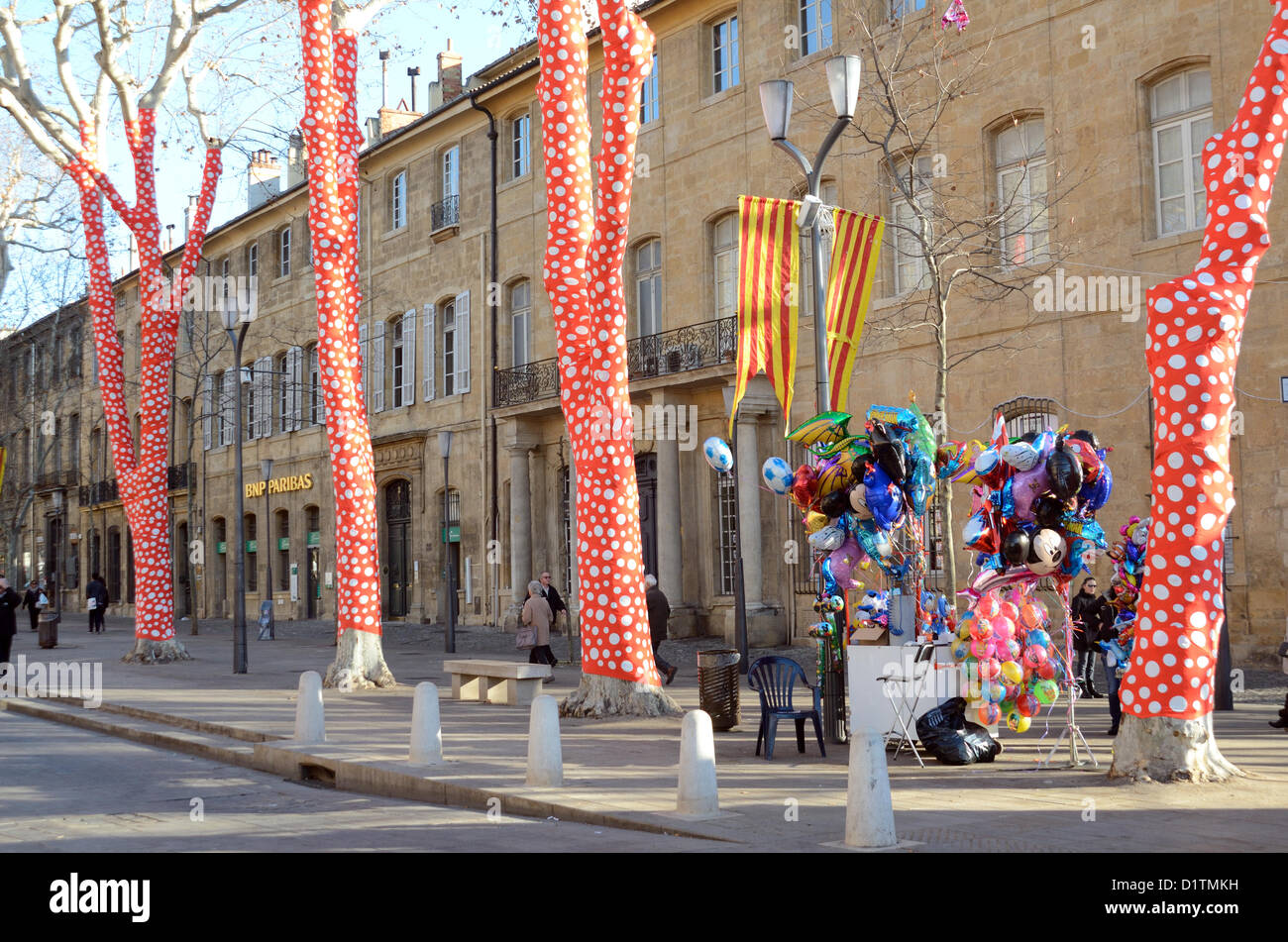 Platani avvolti con Red & White Polka Dot Design dell'artista giapponese Yayoi Kusama Cours Mirabeau Aix-en-Provence per l'inaugurazione di Marseille-Provence 2013 capitale europea della Cultura Foto Stock