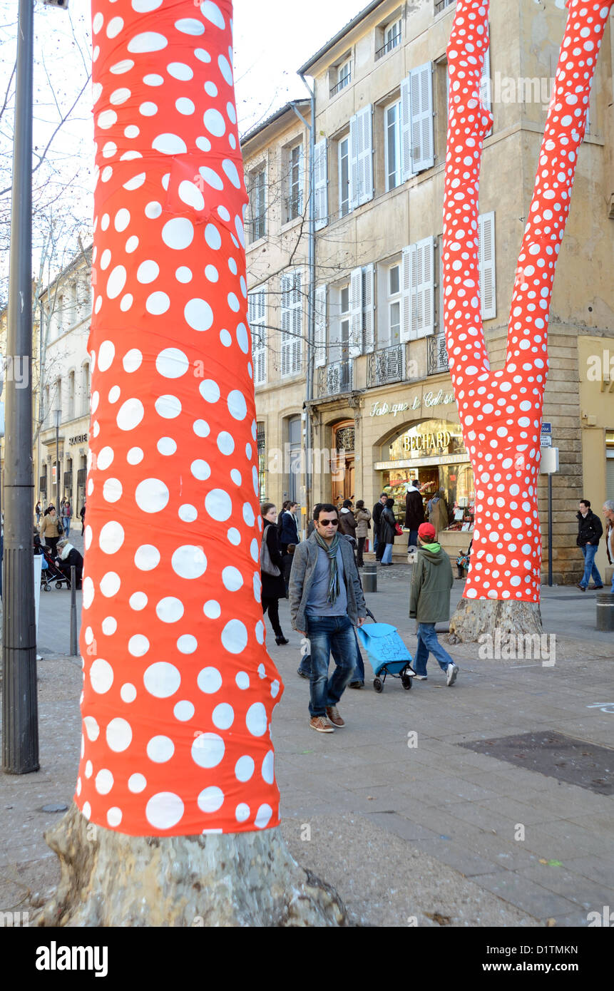 Alberi di platano avvolti dall'artista giapponese Yayoi Kusama Cours Mirabeau Aix-en-Provence Provence Provence Francia Foto Stock